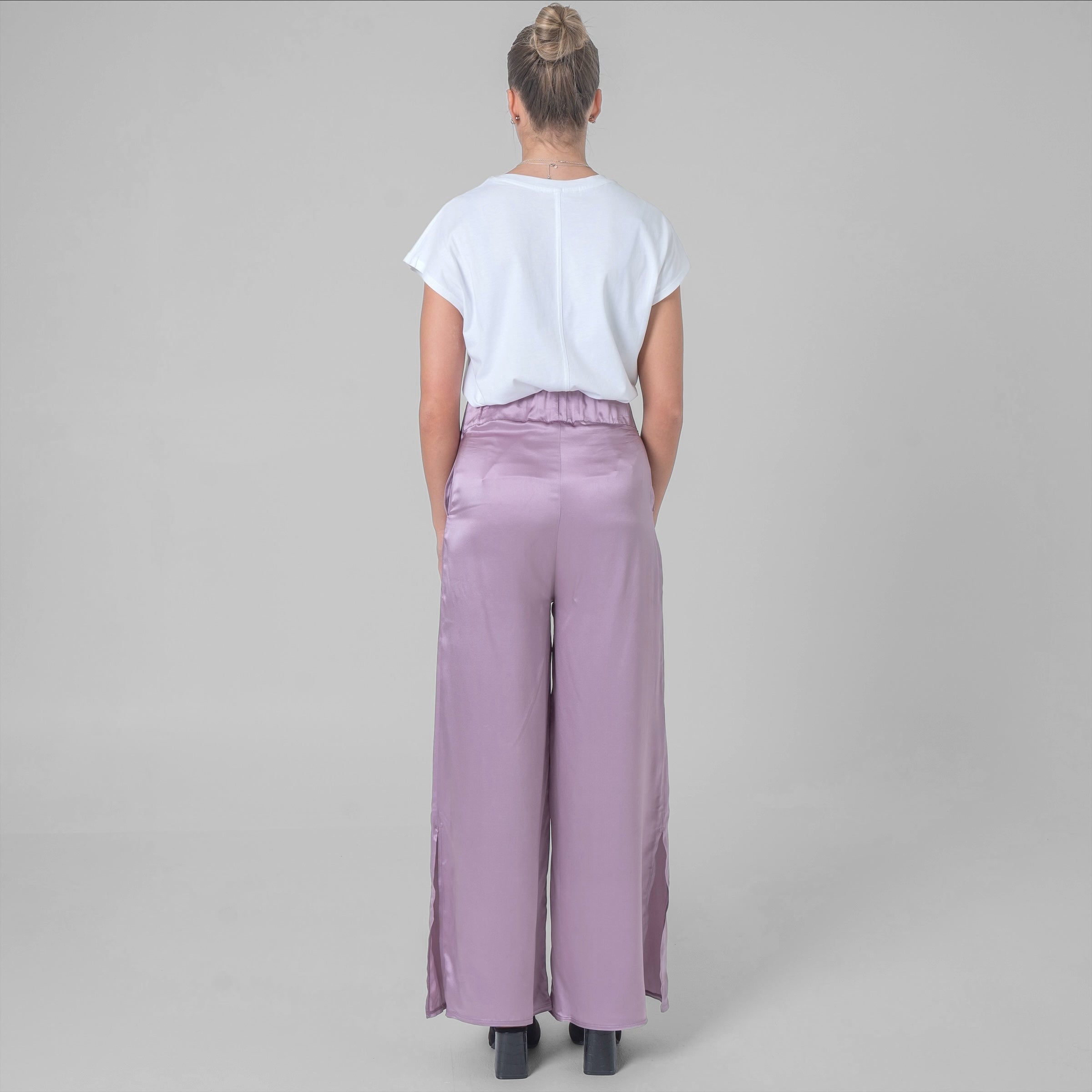 Pantalon à fentes en satin de soie mauve