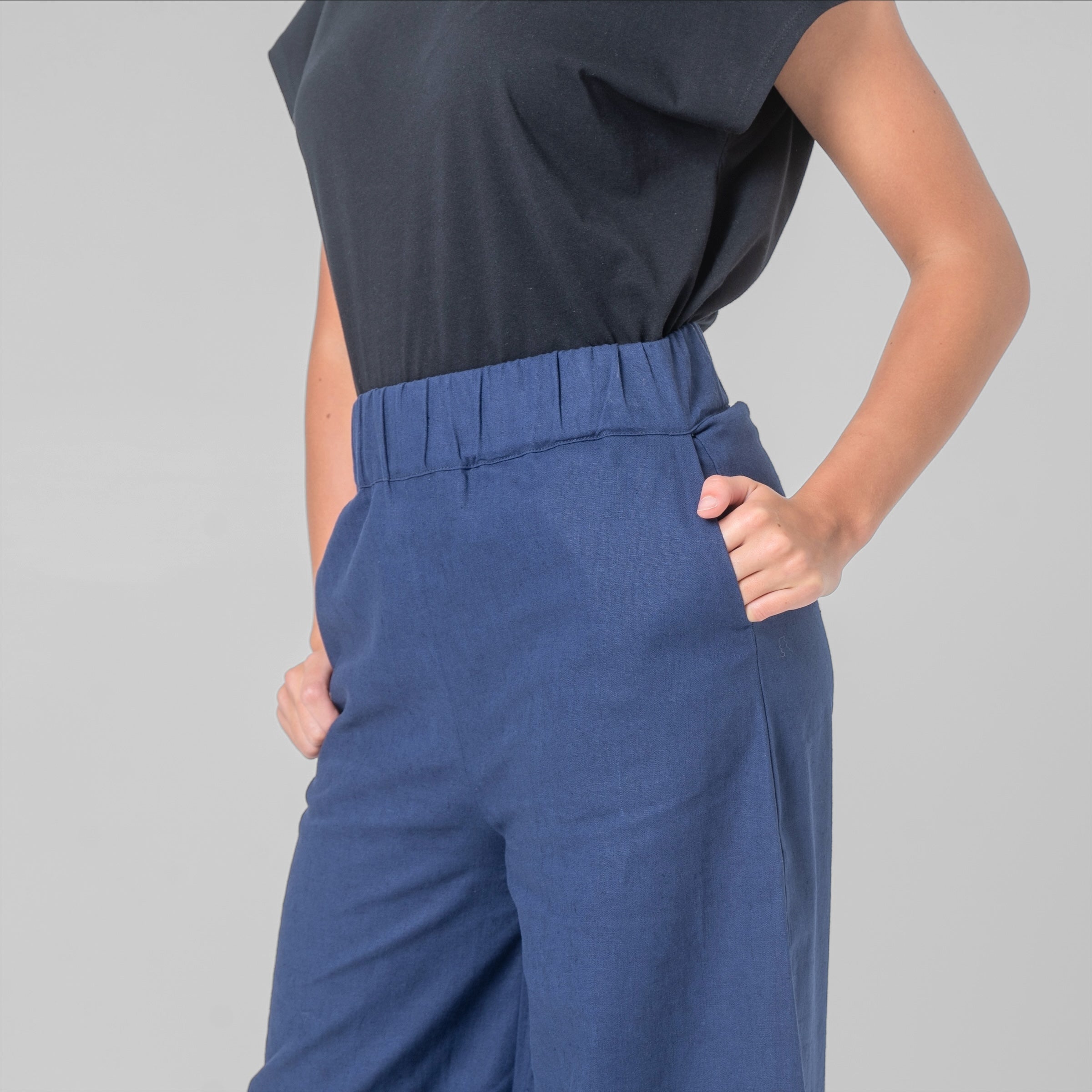 Pantalon à fentes en coton et lin bleu marine