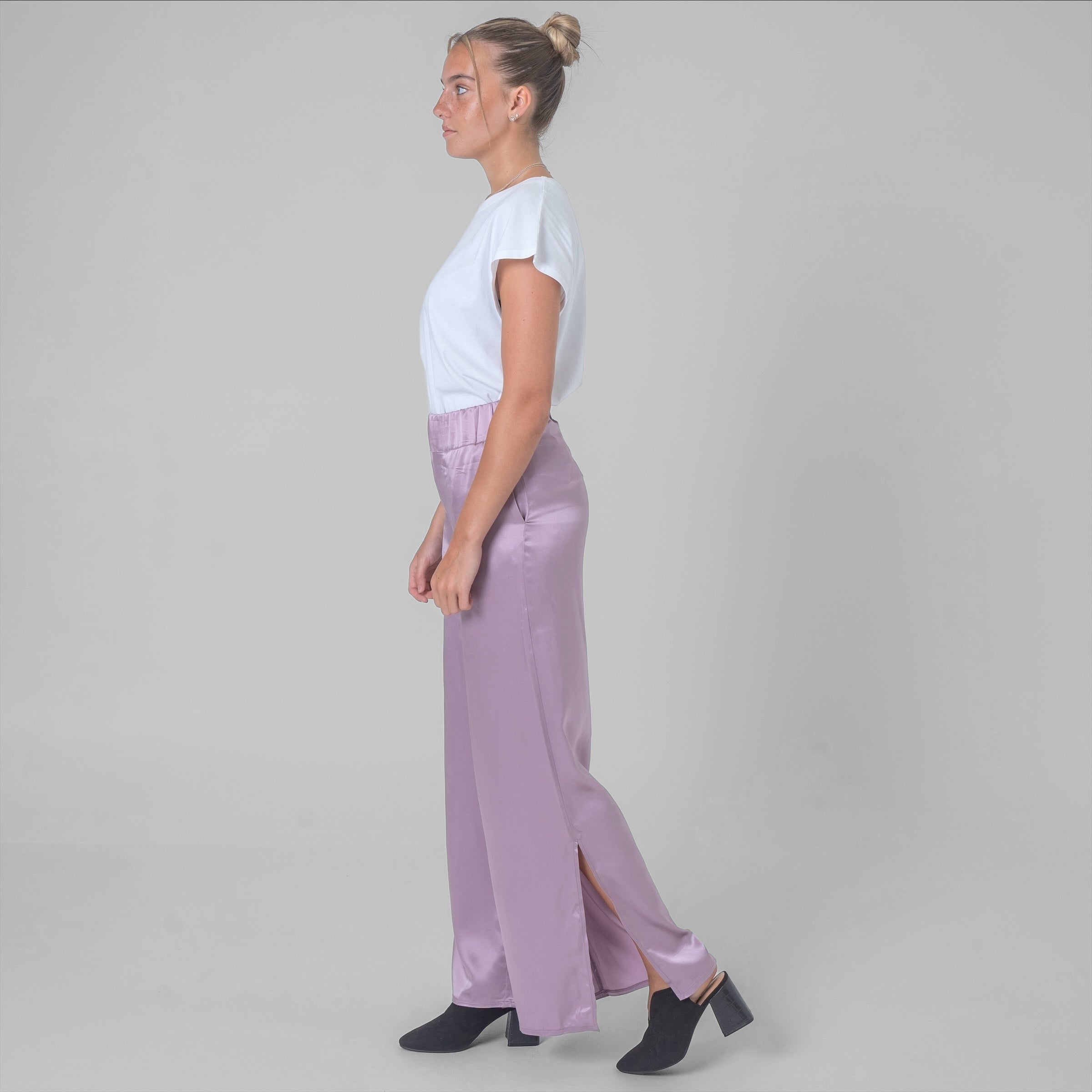 Pantalon à fentes en satin de soie mauve